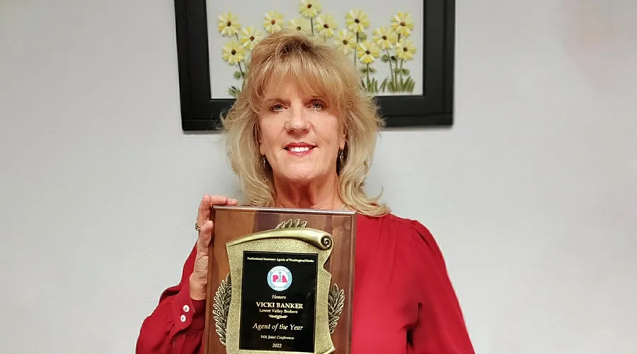 Vicki holding agent of the year award